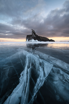 "Классика Зимнего Байкала" / Январь на Байкале – лучшее время для фотографов. На Малом Море лед уже довольно толстый, с живописными трещинами, при этом ещё девственно чистый. Ольхон, Байкал 2025