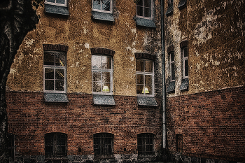 Угол дома / Угол дома, смуглый, право,
И оконные оправы.
Браво!
Водосточная труба
Да!