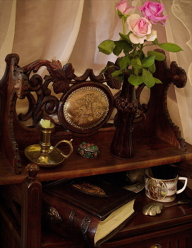 Вечер в усадьбе / Предрождественские гадания. 


On the eve of Christmas, there are special traditions of reading the tea leaves to know one's future, usually for young girls