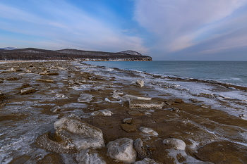 После шторма... / Бухта Лидовка, после зимнего шторма. Вид в другую сторону, на север от предыдущего снимка. 02.21