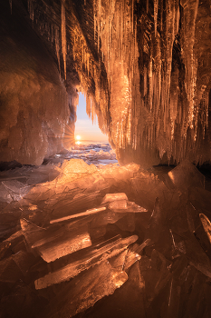"Янтарная комната" / Ледяные гроты – это настоящее чудо природы. Ледяные сталактиты и сталагмиты иногда заполняют большую часть пространства грота, а под ногами россыпь хрустальных льдинок. Очутившись там, возникает ощущение нереальности происходящего. Но главное волшебство начинается, когда лучи заходящего солнца проникают вглубь пещеры. Всё пространство начинает буквально светиться изнутри.

В январе я провожу фототуры по зимнему Байкалу. На январь 2027 тоже уже поставил 2 тура! Для тех, кто планирует свой календарь путешествий сильно заранее, все подробности у меня на сайте https://www.arskashkarov.com/baikal-winter