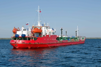 Красный корабль / В устье реки Лена встретили такой корабль