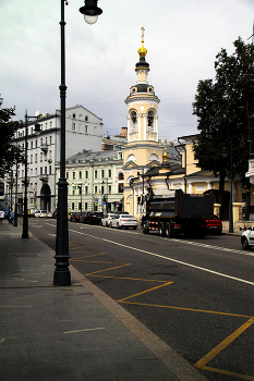 Улица Солянка / Улица Солянка в Москве. Церковь Рождества Пресвятой Богородицы на Кулишках. Июль 2024.