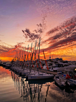 Закат в морском порту Сочи / Снято на iPhone 11