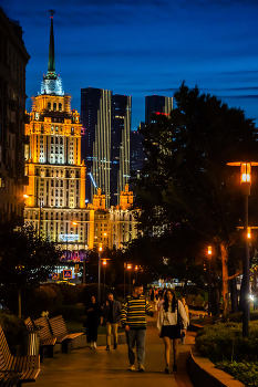 Теплый вечер в сентябре / Вечерняя аллея с прохожими на фоне гостиницы "Украина"