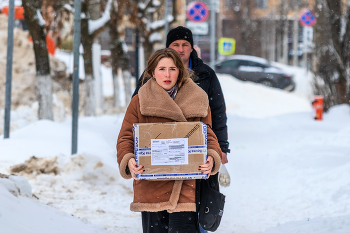 Девушка с посылкой. / ***