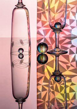 Этюд с отражением / Стекло в натюрморте. Предметы расположены перед матовым стеклом на зеркальной поверхности. Снято с одной вспышкой, с портретной тарелкой + сотовая решетка + цветной гель. На матовом стекле прикреплена пленка с рисунком.