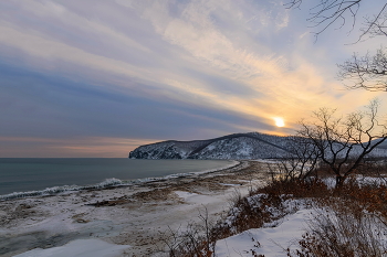 После шторма... / Бухта Лидовка после февральского шторма. Вид с северного берега. 02.21