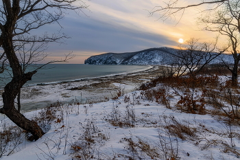 После шторма... / Бухта Лидовка после февральского шторма. Вид с северного берега. 02.21