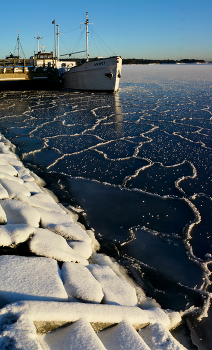 Панорамный вертикальный вид / Оставленная «Аннет». Первые дни ледостава: 5 января 2026 г.
Берег Финского залива. Вуосаари, Хельсинки.