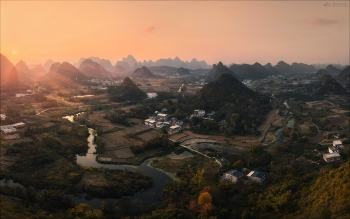 Холмы Цуйпиня / Cuiping Hill (Wu Zhi Hill), Китай, декабрь 2025г. 
Одна из самых известных смотровых площадок в уезде Яншо, популярная среди фотографов благодаря панорамным видам на карстовый ландшафт. 
С вершины открывается вид на деревню Цуйпин, извилистую реку Тортойс (Tortoise River), рисовые поля и бесконечные карстовые пики. 

Приглашаю в Китай в марте-апреле и ноябре-декабре 2026г. Подробнее тут: https://phototravel.pro/phototravel2026/