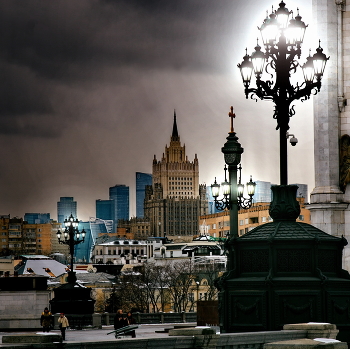 **Пасмурным вечером.* / Прогулки по Москве.