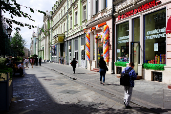 На Никольской / На Никольской улице в Москве. Июль 2024.