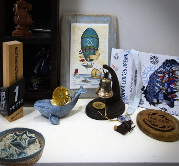 Гонка сквозь время / Реалистичный натюрморт со спортивными призами про путешествия из жизни семьи