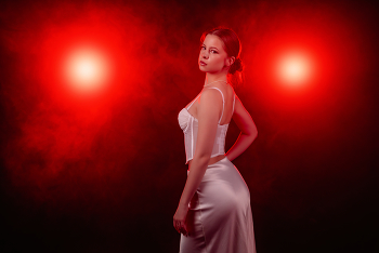 Два красных огня / модель Юлиана Смирнова