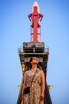 Катя. Как тебе такое, Илон Маск? / Девушка на фоне макета космической ракеты "Восток"