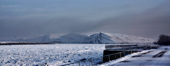 У слияния двух рек... / Вид на правобережье Кызыла (город расположен в Тувинской котловине), у слияния двух рек — Большого Енисея (Бий-Хем) и Малого Енисея (Каа-Хем), образующих в результате Верхний Енисей (Улуг-Хем).

Географически — это центр Азии.