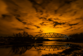 под светом теплицы / вечер на Дону