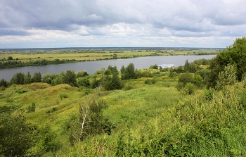 Дашин Бугор / «Место это особенное, памятное, — пишет А. Д. Панфилов, много лет посвятивший изучению Константинова тех дальних лет, — здесь любил бывать Есенин. 
Заречные дали открываются отсюда. Луг за Окой напротив называется Дубняком. Налево, за рекой – излучина Оки – Макаров Угол, — по эту сторону Оки, у теперешней речной пристани — Дашин бугор». Здесь когда-то была похоронена девушка, лишившая себя жизни. Звали ее Дашей, и по старым обычаям хоронить ее на общем кладбище было нельзя. Панфилов А. Константиновский меридиан. – М., 1992.