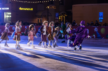 Фрагмент шоу < Щелкунчик > / Ледовое шоу прошло в Дмитрове на открытом катке 11 января. Большая труппа состоящая из артистов всех возрастов. Очень понравилось.