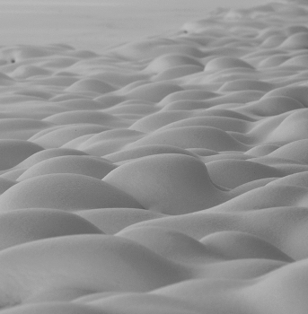 в поисках минимализма / камни засыпало снегом