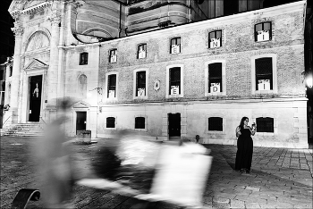 интуристка и курьер занимаются каждый своим прямо на площади / ***