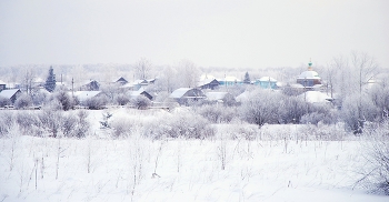 Сугробы стелить и в окошко ломиться ... / Мне белая вьюга уронит в ладони
Перо с крыла.
И ветры заплачут о снежном раздолье —
Зима пришла....
