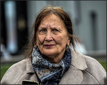 ..... Портрет горожанки ... / уличный портрет женщины