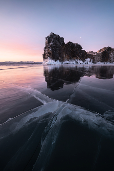"Цвет байкальской зари" / Байкальский лед и скалы свете утренней зари. Острова Малого моря, январь 2025