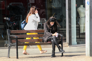 Чёрно - белое кино... / Без лишних красок жизнь ещё ясней,
В полутонах — вся глубина и сила.