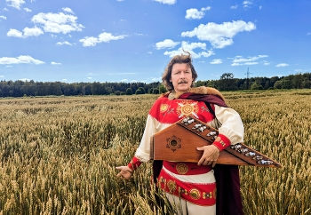 Гусляр Иван Самоваров на пшеничном поле / Земля русская рожает таланты в многообразии своем прекрасной природы. Посмотрите, как смотрится известный московский гусляр Иван Самоваров среди колосьев спелой пшеницы
http://www.IvanSamovarov.ru
Официальный сайт гусляра Ивана Самоварова