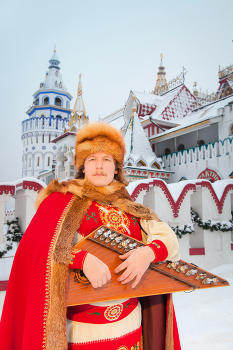 Гусляр Иван Самоваров на фоне Измайловского кремля / Не смотря на холод и снег московский гусляр Иван Самоваров не выпускает из рук свои любимые гусли. официальный сайт артиста http://www.IvanSamovarov.ru