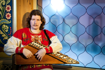 Сказочный гусляр Иван Самоваров / В царских палатах царя Алексея Михайловича известный московский гусляр Иван Самоваров чарует волшебными звуками гуслей. http://www.Ivansamovarov.ru
Иван Самоваров выступает как гусляр солист и как гусляр сказитель. А так же во главе своего коллектива ИВАН-ЧАЙ