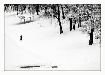 Зимняя вишня / Отчаяние. (Фото сделано вчера с моста , молодая женщина очень нервничала... Подумалось уж, отнесу его в раздел -"Документальное" Обошлось слава Богу.)