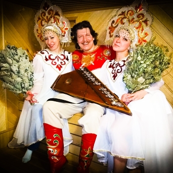 Гусляр в бане. Иван Самоваров. / После выступления, когда на улице мороз, очень хочется тепла. 
http://www.IvanSamovarov.ru
Поэтому гусляр Иван Самоваров отправился в баню вместе с артистками своего коллектива ИВАН-ЧАЙ