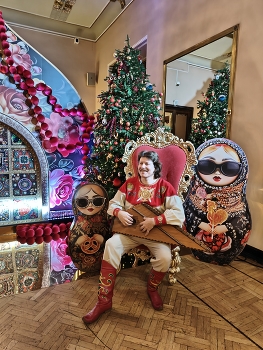 Лакшери Гусляр Иван Самоваров / Новогодний корпоратив в стиле Рашн Лакшери Стайл
Russian style Luxury style 
Гусляр Иван Самоваров в шикарном кресле на фоне модных матрешек показывает высокий класс мастерства
http://www.IvanSamovarov.ru
Виртуозные инструментальные композиции центре Москвы звучат в исполнении гусляра Ивана Самоварова