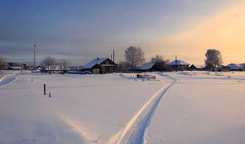 «Зимние грёзы деревни» / Снег, дома, закат — простой узор, Тишина, что громче тысячи слов. Деревня зимой — как забытый сон, Где каждый след — история времён.