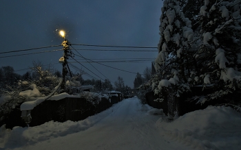 "Идущий по земле январь будил крещенские морозы..." / "Идущий по земле январь
 Будил крещенские морозы.
 Светящий на столбе фонарь
 Держал стеклом сосульки-слезы ..."
 Ю.Шмидт