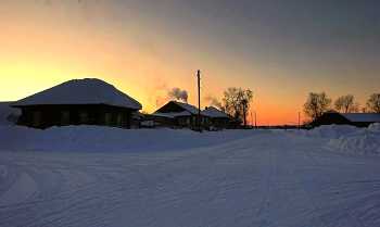 Зимний закат в деревне / У нас - 43. В снежной деревне закат поёт, Дымки танцуют, снег не спешит. Солнце ушло, но тепло живёт — В трубах, в домах, в зимних чудесах.