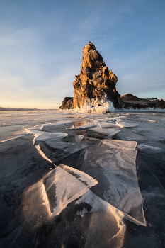"Лед и камень" / Байкал 2025. Красивый фактурный лед и скалистые острова в проливе Малое море всегда дают фотографам возможность гармонично сочетать в кадре передний и задний планы.

В январе я провожу фототуры по зимнему Байкалу. На январь 2027 тоже уже поставил 2 тура! Для тех, кто планирует свой календарь путешествий сильно заранее, все подробности у меня на сайте https://www.arskashkarov.com/baikal-winter
