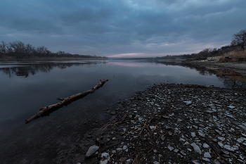Хмурое утро у мутной реки / ***