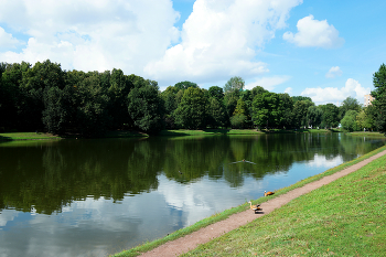 Большой Екатерининский пруд / Большой Екатерининский пруд в Москве в Екатерининском парке. Август 2024.