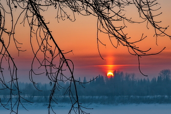 Морозное марево заката. / Томская область.