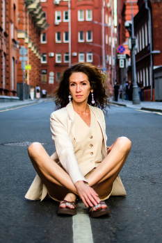 Анна / Девушка сидит на асфальте, на уходящей в перспективу улице