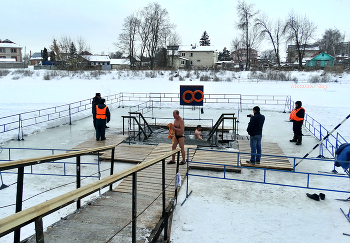 Крещенскую купель опробовали смельчаки / Крещенскую купель опробовали смельчаки