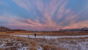 Зимний вечер в полях / По дороге с прогулки у речки (предыдущий снимок). На горизонте Рудная Пристань. 28.12.25