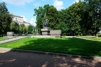 Екатерининский сквер / Екатерининский сквер в Москве. Памятник Воинам, отстоявшим мир и свободу в борьбе с фашизмом. Август 2024.