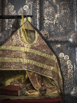 Перед службой / Январь 2026 года. Была возможность делать постановки и фотографировать предметы церковной утвари.