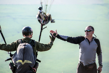 Дай пять! / Полёты на парапланах. Руководитель полётами даёт "добро" на старт.