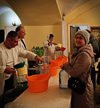 Монастырь. Раздача Святой воды прихожанам после Великого Освящения воды... / Монастырь. Праздничная служба.